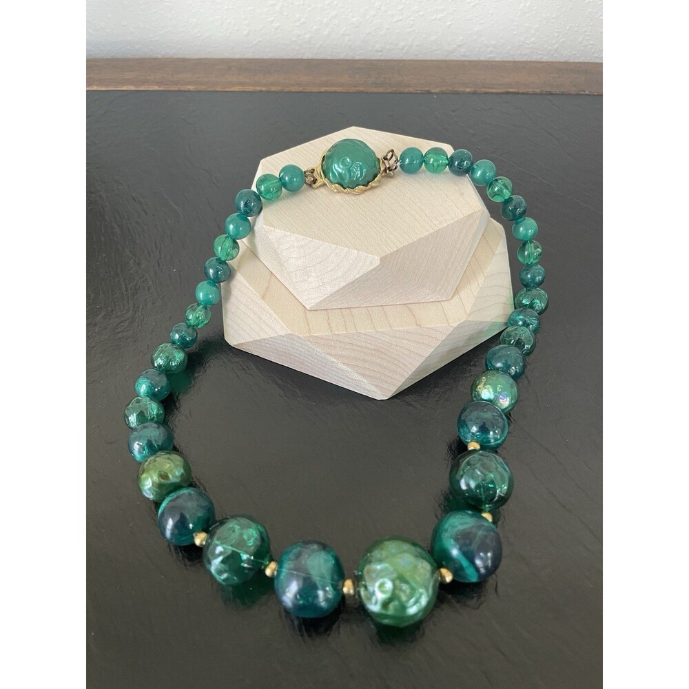 Emerald Green Hollow Plastic Bead Vintage Gold-Tone Clasp Necklace